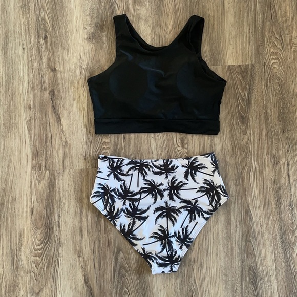 Bikini - Picture 3 of 4